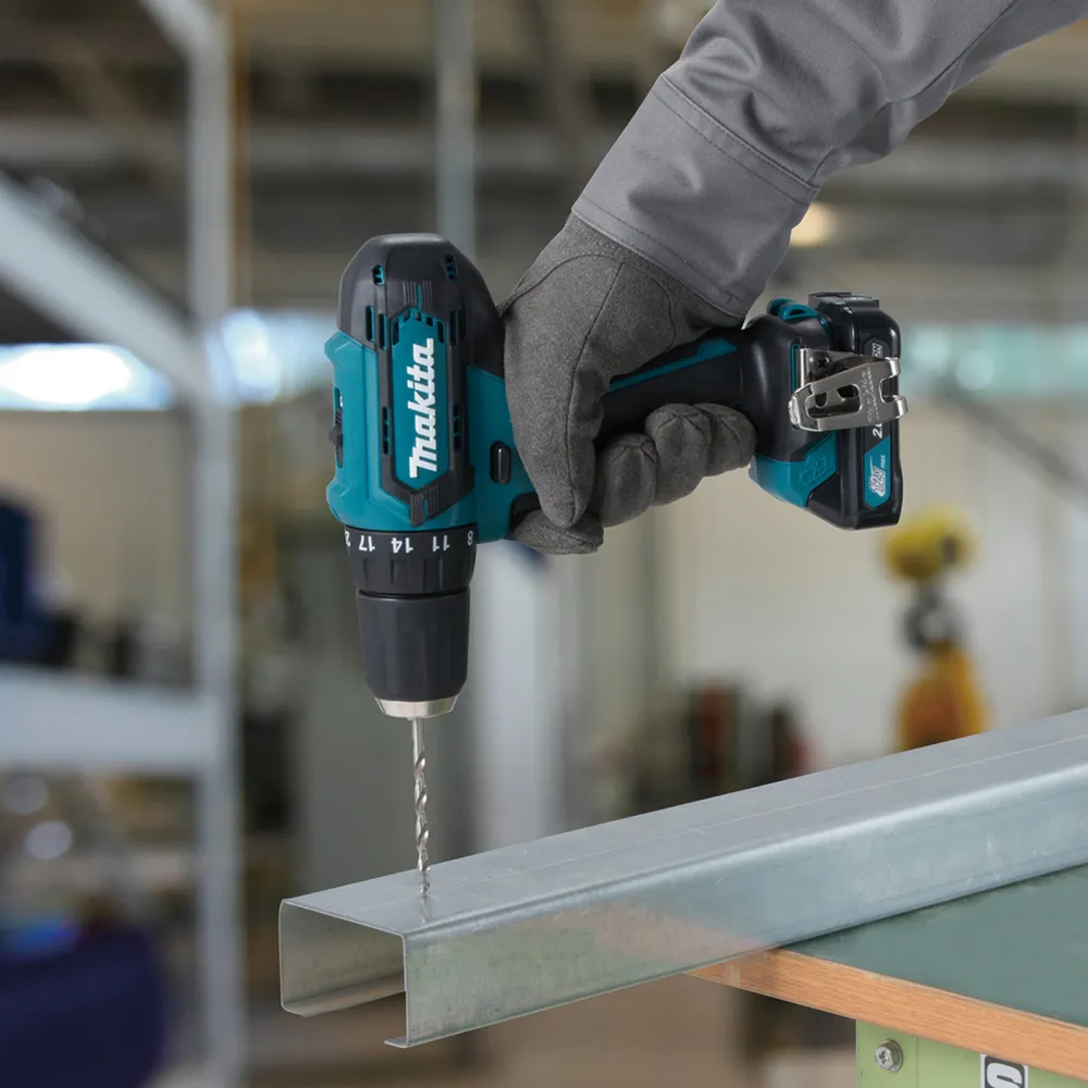 Makita DF333DSAL1 Akku-Bohrschrauber + DEAML106 LED-Akku-Handstrahler 12 V / 2x 2,0 Ah Akku + Ladegerät